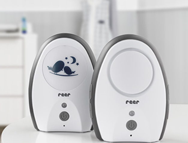 Zuverlässige Überwachung des schlafenden Babys im Kinderzimmer mit dem Reer Rigi digital Babyphone