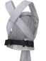 Preview: Robuste, leicht verstellbare Steckschnalle am fest gepolsterten Bauchgurt der Bondolino b.pure All Grey Babytrage [Hoppediz].