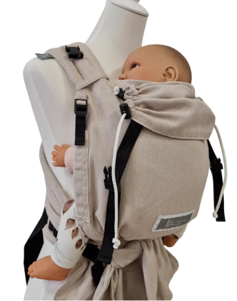 Ergonomische Storchenwiege Talemo Half-Buckle Babytrage im edlen, hellgrauen Farbton Mondstein – erhältlich bei Baby-Land Crimmitschau.