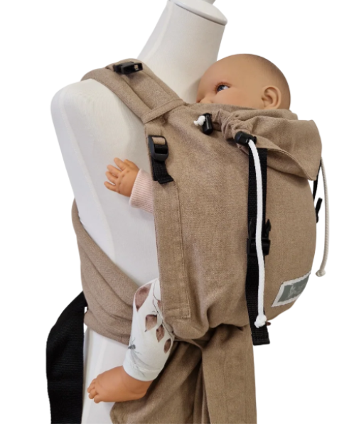 Ergonomische Storchenwiege Talemo Half-Buckle Babytrage im warmen, natürlichen Farbton Sand Beige – erhältlich bei Baby-Land Crimmitschau.
